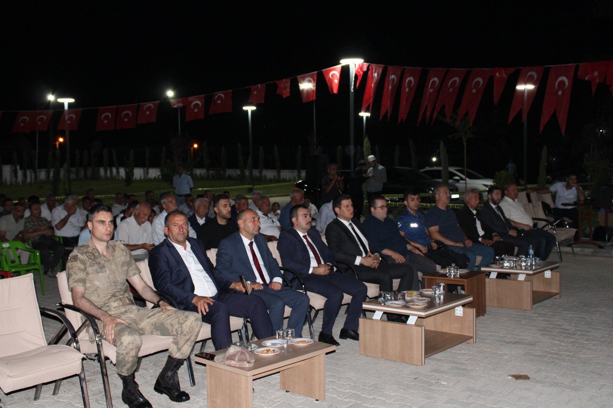 Diclekaymkmligi's tweet photo. 15 Temmuz Demokrasi ve Millî Birlik Günü kapsamında; Kaymakamımız Sn. Mustafa Atış, protokol üyeleri ve vatandaşlarımızın katılımıyla Dicle Hükümet Konağı önünde aziz şehitlerimizin rahmet ve minnetle yâd edildiği anma programı gerçekleştirildi. https://t.co/CRj5rBGrDt