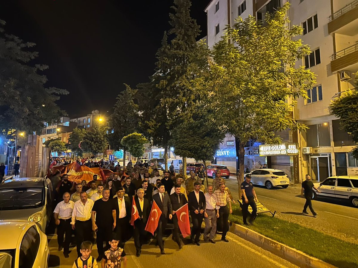 AkMazidagi's tweet photo. 🇹🇷 15 Temmuz Demokrasi ve Millî Birlik Günü kapsamında düzenlenen yürüyüş programına katıldık.

Aziz şehitlerimizi rahmet ve minnetle anıyor, kahraman gazilerimize şükranlarımızı sunuyoruz.

#15Temmuz #AKPartiMazıdağı #Mazıdağı https://t.co/oDFZpetazq