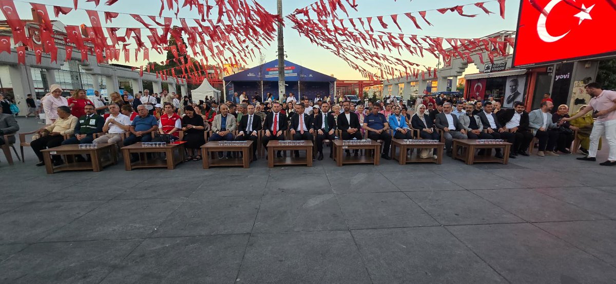 bakirkoymhp's tweet photo. İlçe Başkanımız Turgut İnan, Bakırköy Ülkü Ocakları Başkanımız Oğuzhan Birsen ve ilçe yöneticilerimizle birlikte, #15Temmuz Demokrasi ve Millî Birlik Günü kapsamında Bakırköy Meydanı’nda düzenlenen Demokrasi Nöbeti programına katıldılar.
Milli irade ayakta ve diri olduğu sürece, zafer her daim bizimdir, Türk milletinindir. Bu inançla, kahraman şehitlerimizi dualarla anıyor, ülkemizi, milletimizi her daim muzaffer kılmasını Cenab-ı Allah'tan niyaz ediyoruz.