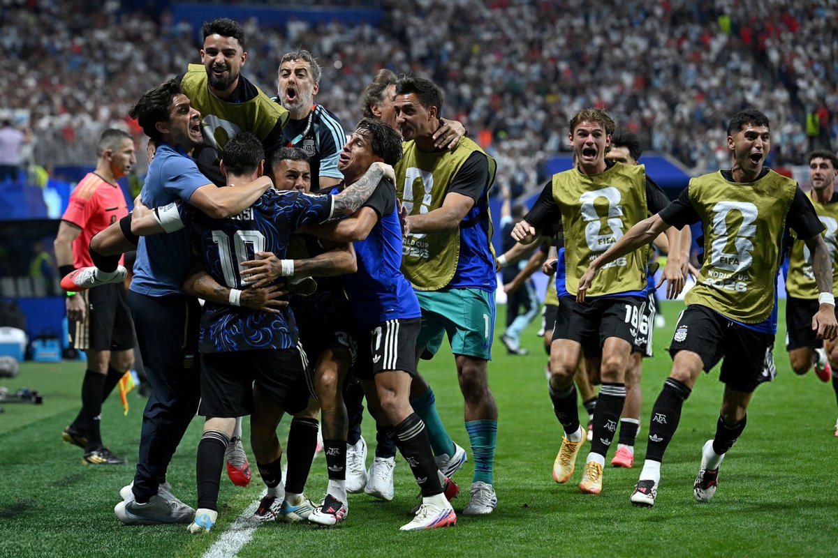 JuannDis's tweet photo. LA SELECCIÓN ARGENTINA LE GANÓ A INGLATERRA Y ES FINALISTA DE LA COPA DEL MUNDO. Hicieron el mejor partido de todo el Mundial. Cuando apareció nuevamente la adversidad, ganó el fútbol. Hoy ganó el fútbol, el potrero, la pisada. La nuestra. La argentinidad. 

Gracias, muchachos. https://t.co/bVuSWzlpjc