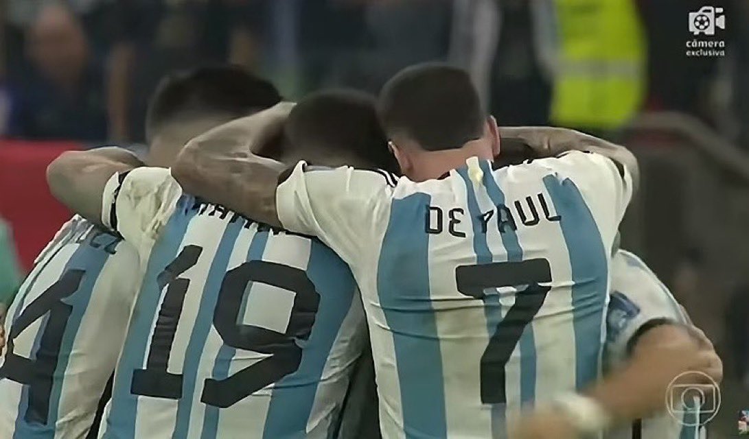 TommyShelby_30's tweet photo. El día de la victoria en la final de Qatar, donde argentina ganó el mundial, todos fueron a abrazar a Messi cuando metió el penal Montiel, en la foto se ve que queda el 4 (mundiales) y el 19/7 la fecha de la final del mundial este año.

Argentina en la final. Una completa locura 🤯