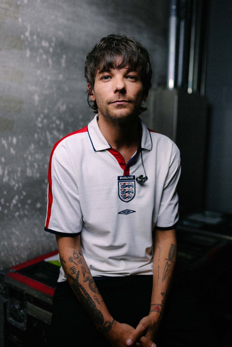 letras's tweet photo. .@Louis_Tomlinson se você precisar de um ombro amigo nesse momento tão difícil, me avisa eu tô aqui... https://t.co/yuncEQNRIn