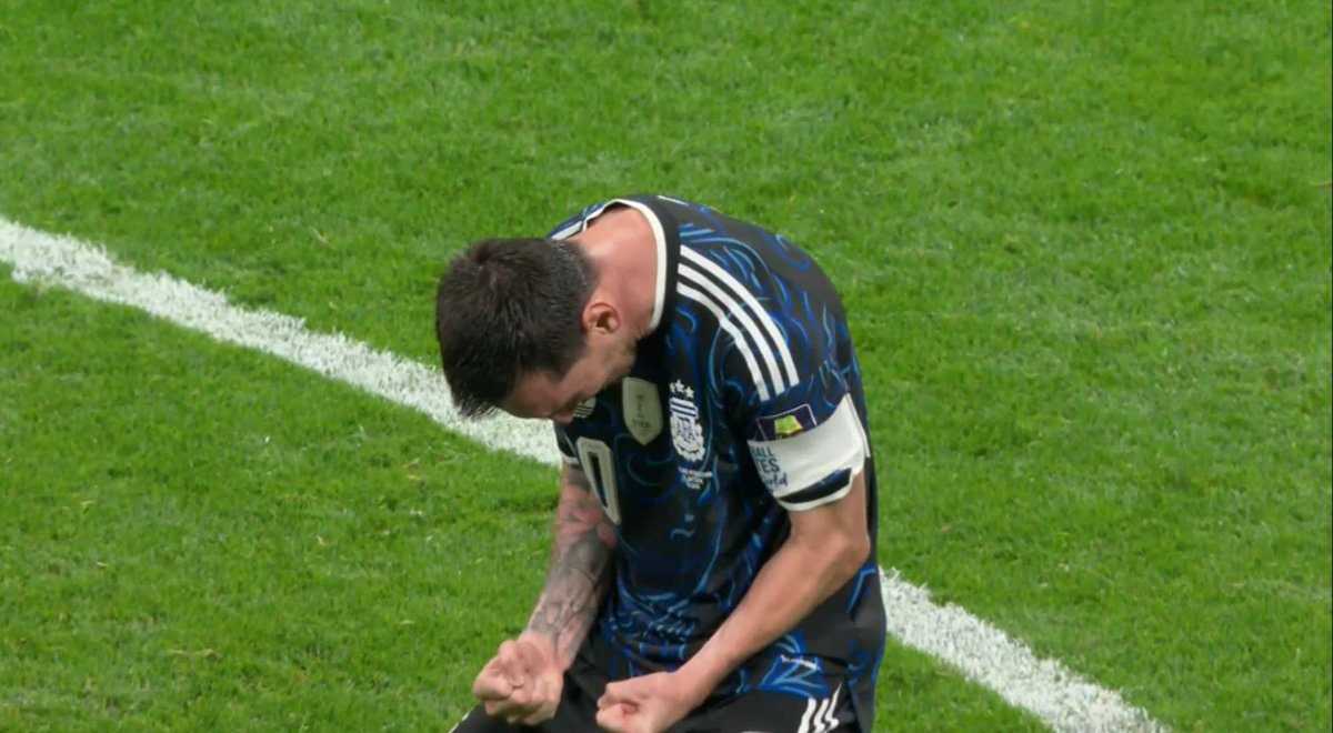 futaztecapostin's tweet photo. Celebra Messi el pase de Argentina a la final del Mundial https://t.co/hrzqeFMKEH