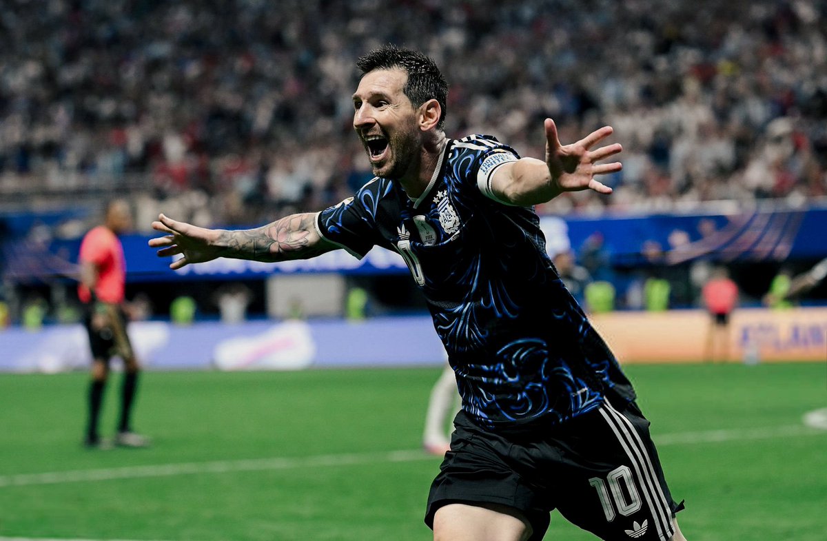 CiudaLeprosa's tweet photo. ¿Y si el fútbol te debía dos, enano? https://t.co/iXAWQ8vSCP