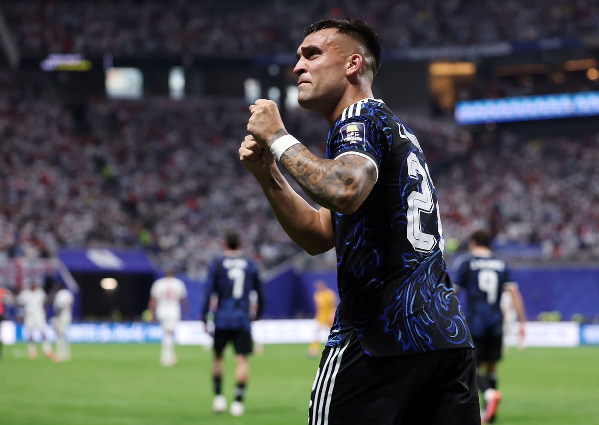 m7med_4's tweet photo. اقسم بالله صانع الفرح والامجاد للارجنتين وميسي لاوتارو مارتينيز 🐐🐐🐐🐐🐐💙 https://t.co/reCYGUVuB4