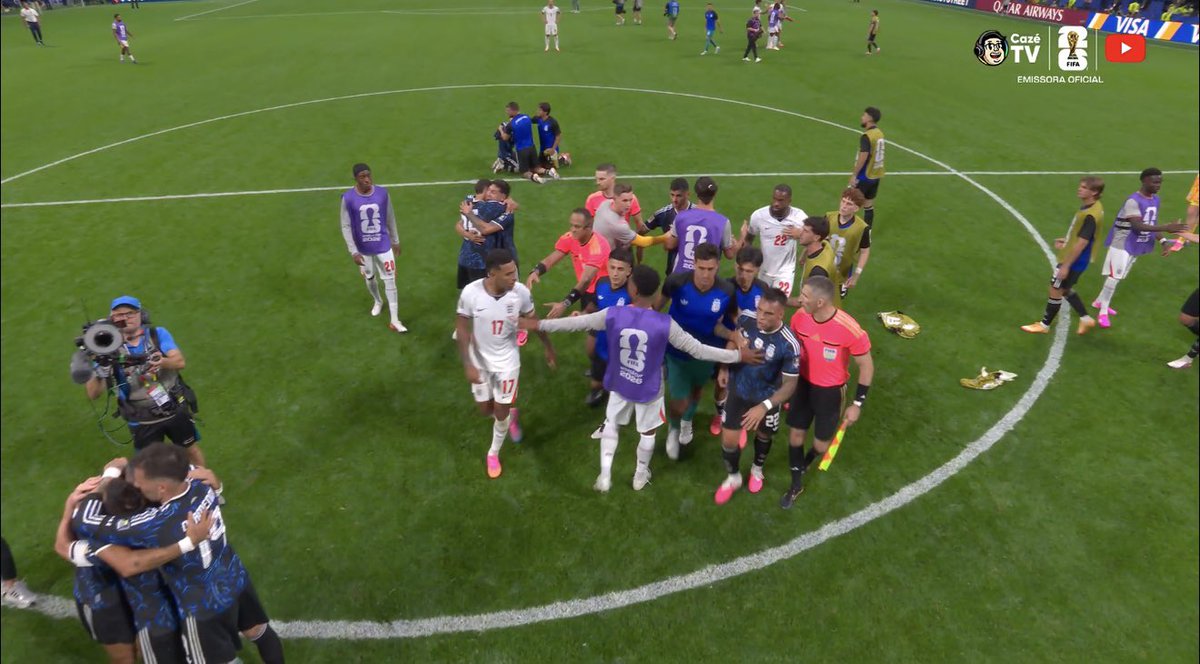 futebol_info's tweet photo. Jogadores da Inglaterra indo pra cima dos jogadores da Argentina após o fim do jogo.

📸 Reprodução/CazéTV https://t.co/MvdstNFKjk