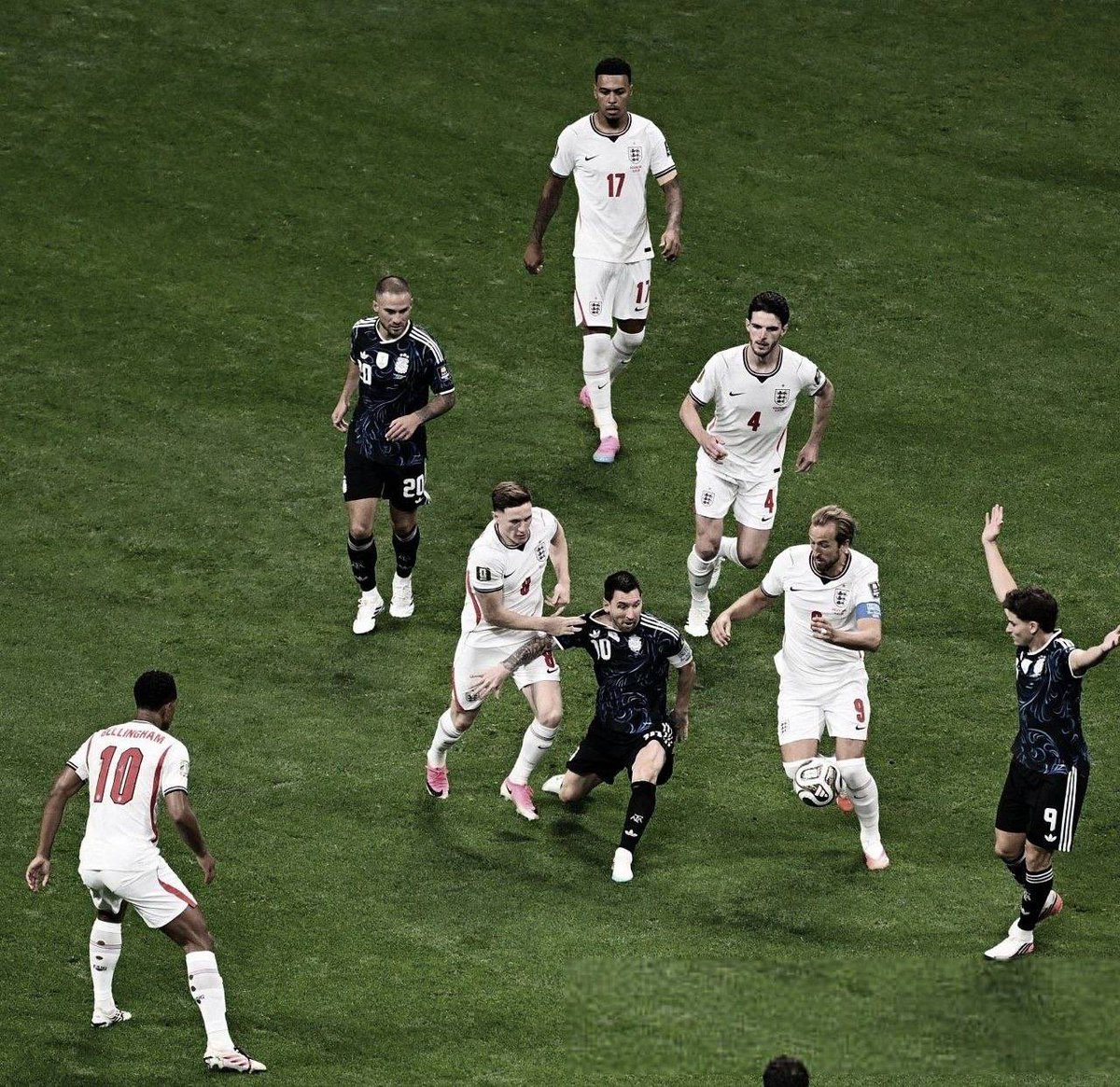 _i15y's tweet photo. حين يلتف العالم حول رجلٍ واحد 
اعلم أن اسمه ليونيل ميسي 
🐐🐐🐐🐐🐐🐐🐐🐐🐐🐐 https://t.co/sP1w9EeBFN