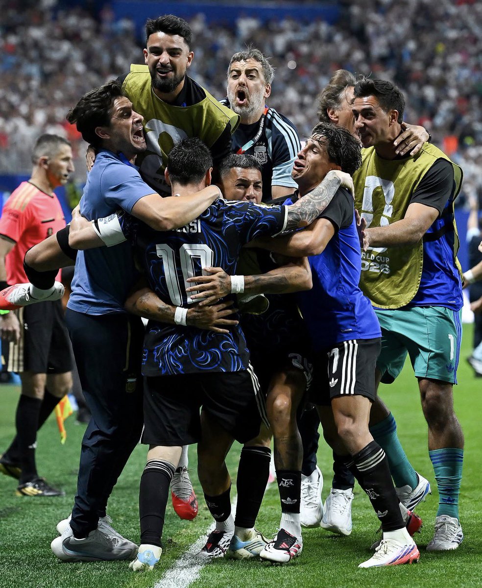 PasesUruguay's tweet photo. TOCA RENDIRSE ANTE ESTA ARGENTINA 🇦🇷 

Juegan cuando hay que jugar, ponen cuando hay que poner y sacan adelante los partidos.
Mentalidad ganadora al máximo.
Solo queda aplaudir 👏🏼 

Otra final del mundo para los dirigidos por Scaloni.
El domingo frente a España 🇪🇸 por la gloria. https://t.co/rTpa2r2a8N