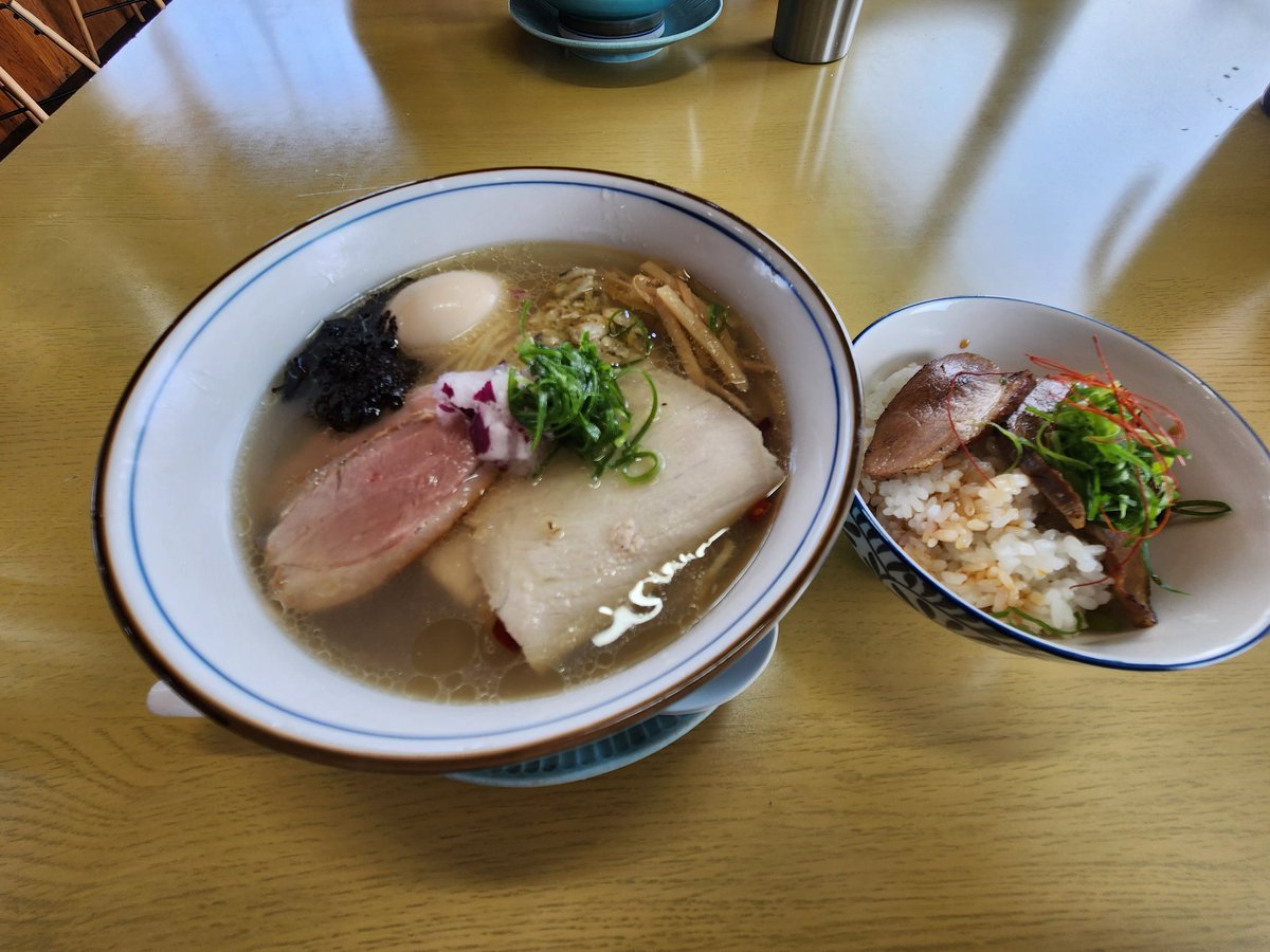 atori86861's tweet photo. 貝だしの塩！これははまる！
隣のチャーシュー丼は値段の割にはウ～ン😑

#らーめん https://t.co/DRpN3shcw4