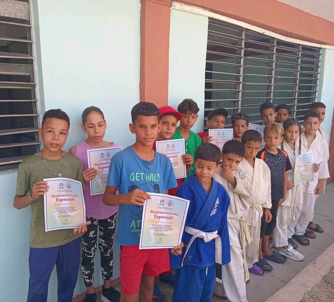 Mulatisima067's tweet photo. Felicidades a estos pequeños ganadores del Festival Deportivo Escolar realizado en el municipio #Imias donde fueron estimulados los atletas mas destacados  asi como.los deportes y  árbitros.
#Veranoconmigente #Deportesimias #UnidosXCuba https://t.co/s2QIYbArvJ