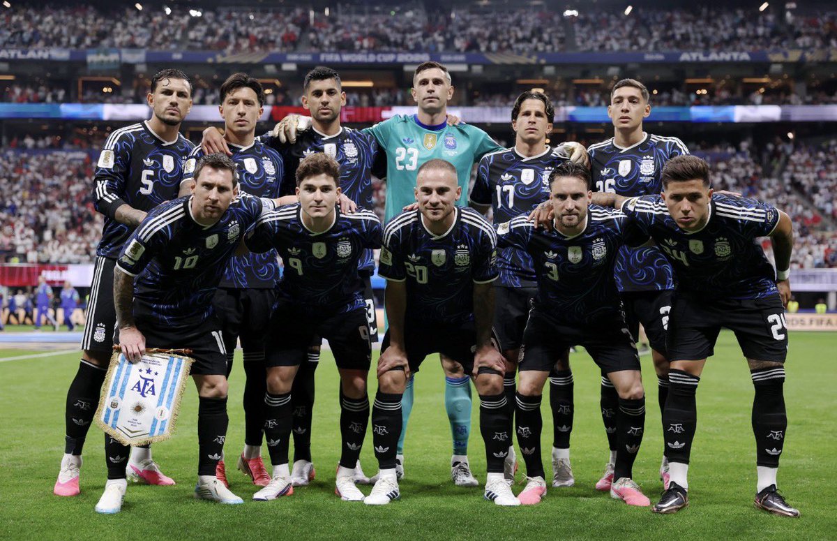 santiagobucaram's tweet photo. Argentina se volvió experta en sufrir y eso los vuelve todavía más grandes como peligrosos. Perdieron todo el miedo, cuando lo ven en sus rivales se van encima.

Acá no solo hablamos de fútbol, son una selección con mentalidad admirable.

¡Muy merecidos finalistas! https://t.co/rsnqNxGLRp