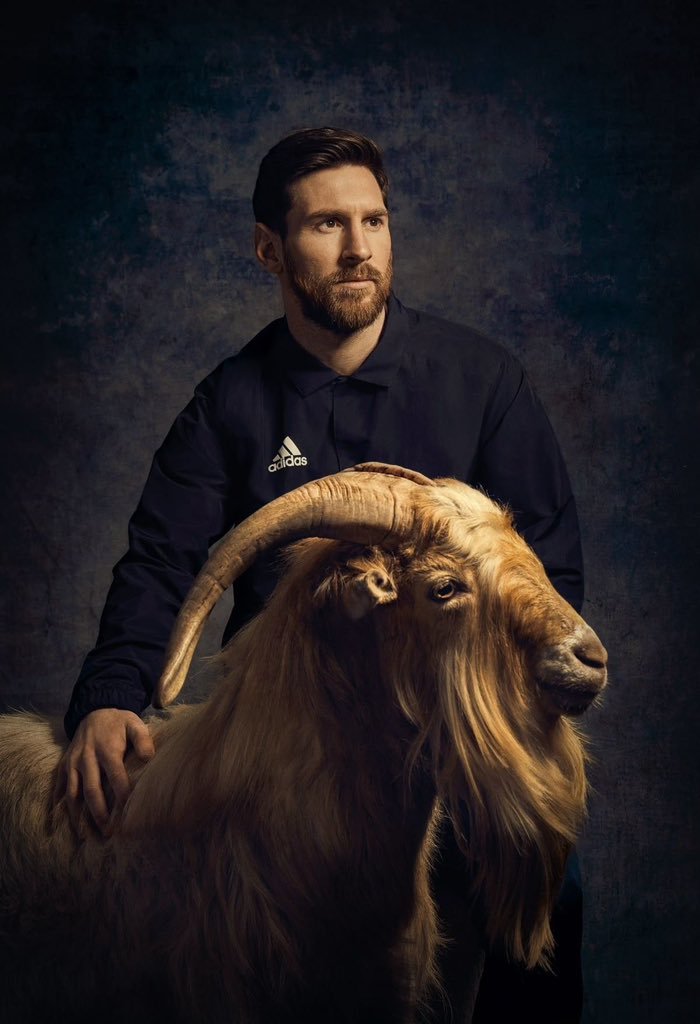 Obuyeah's tweet photo. The bus was parked...
Argentina called the tow truck. 🚌😂
#Argentina 
#messigoldenboot 
#worldcupfinal https://t.co/sr1F1VBhby
