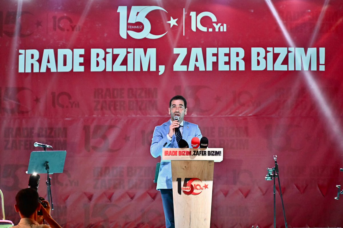 sadibinboga's tweet photo. 🇹🇷 Demokrasi Nöbeti 🇹🇷

"Işık ışık, dalga dalga bayrağım!
Senin destanını okudum, senin destanını yazacağım."

Aziz şehitlerimizin emanetine sahip çıkmak, kahraman gazilerimizin fedakârlığını minnetle yâd etmek ve 15 Temmuz ruhunu daima diri tutmak adına Demokrasi Nöbeti Programı'nda Ekonomi İşleri Başkan Yardımcımız, Osmaniye Milletvekilimiz Seydi Gülsoy, Osmaniye Valimiz Mehmet Fatih Serdengeçti, Osmaniye Belediye Başkanımız İbrahim Çenet, İl Genel Meclisi Başkanımız M. Ali Gizlice, Kadın Kolları ve Gençlik Kolları Başkanlarımız, kıymetli teşkilat mensuplarımız ve aziz hemşehrilerimizle bir araya geldik.

15 Temmuz, sadece kazanılmış bir zafer değil, milletimizin iradesine, devletine ve istikbaline sahip çıkma kararlılığının ebedî nişanesidir. O gece yazılan destan, bugün de aynı inanç ve aynı ruhla yolumuzu aydınlatmaya devam etmektedir.

Şehitlerimizin aziz hatırasına sahip çıkacak, gazilerimizin emanetini daima başımızın üzerinde taşıyacak ve millî iradeye uzanan her türlü ihanete karşı aynı kararlılıkla dimdik durmaya devam edeceğiz.
🇹🇷 İrade Bizim, Zafer Bizim! 🇹🇷
@RTErdogan 
@Akparti 
@acarfaruka 
@AKGMTeskilat
