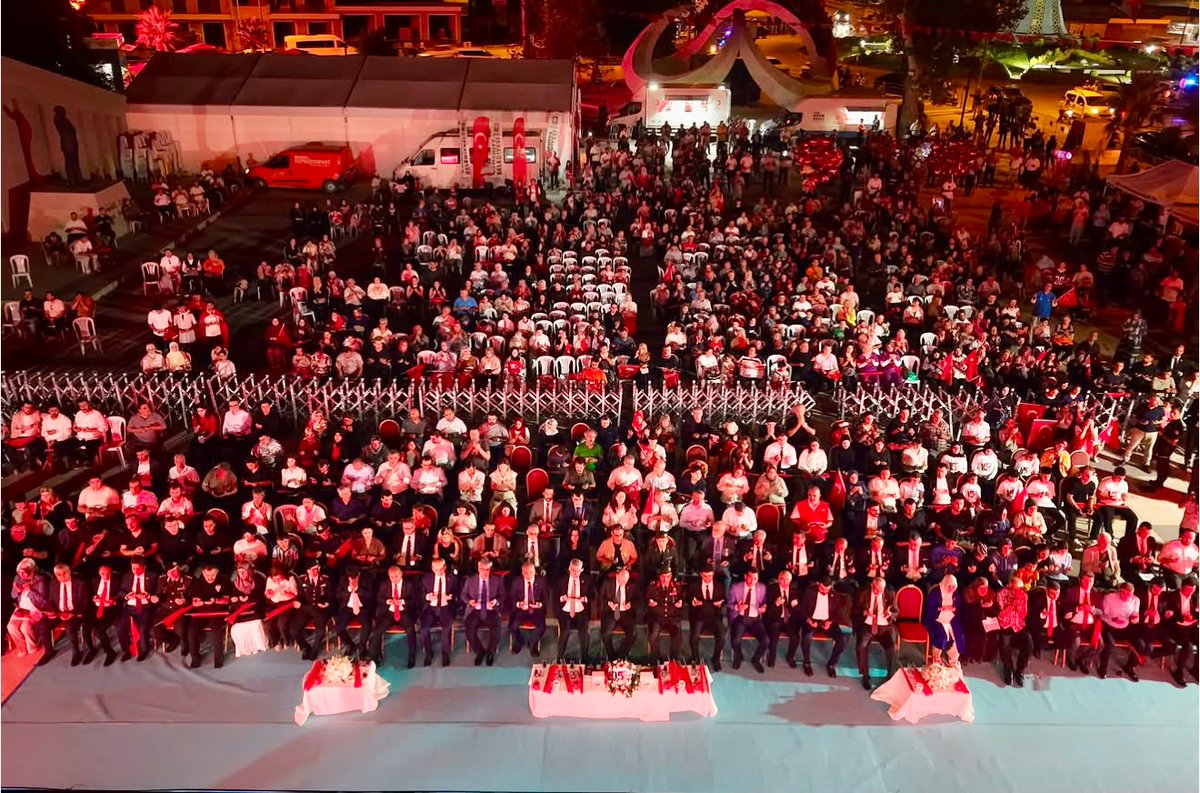 sadibinboga's tweet photo. 🇹🇷 Demokrasi Nöbeti 🇹🇷

"Işık ışık, dalga dalga bayrağım!
Senin destanını okudum, senin destanını yazacağım."

Aziz şehitlerimizin emanetine sahip çıkmak, kahraman gazilerimizin fedakârlığını minnetle yâd etmek ve 15 Temmuz ruhunu daima diri tutmak adına Demokrasi Nöbeti Programı'nda Ekonomi İşleri Başkan Yardımcımız, Osmaniye Milletvekilimiz Seydi Gülsoy, Osmaniye Valimiz Mehmet Fatih Serdengeçti, Osmaniye Belediye Başkanımız İbrahim Çenet, İl Genel Meclisi Başkanımız M. Ali Gizlice, Kadın Kolları ve Gençlik Kolları Başkanlarımız, kıymetli teşkilat mensuplarımız ve aziz hemşehrilerimizle bir araya geldik.

15 Temmuz, sadece kazanılmış bir zafer değil, milletimizin iradesine, devletine ve istikbaline sahip çıkma kararlılığının ebedî nişanesidir. O gece yazılan destan, bugün de aynı inanç ve aynı ruhla yolumuzu aydınlatmaya devam etmektedir.

Şehitlerimizin aziz hatırasına sahip çıkacak, gazilerimizin emanetini daima başımızın üzerinde taşıyacak ve millî iradeye uzanan her türlü ihanete karşı aynı kararlılıkla dimdik durmaya devam edeceğiz.
🇹🇷 İrade Bizim, Zafer Bizim! 🇹🇷
@RTErdogan 
@Akparti 
@acarfaruka 
@AKGMTeskilat