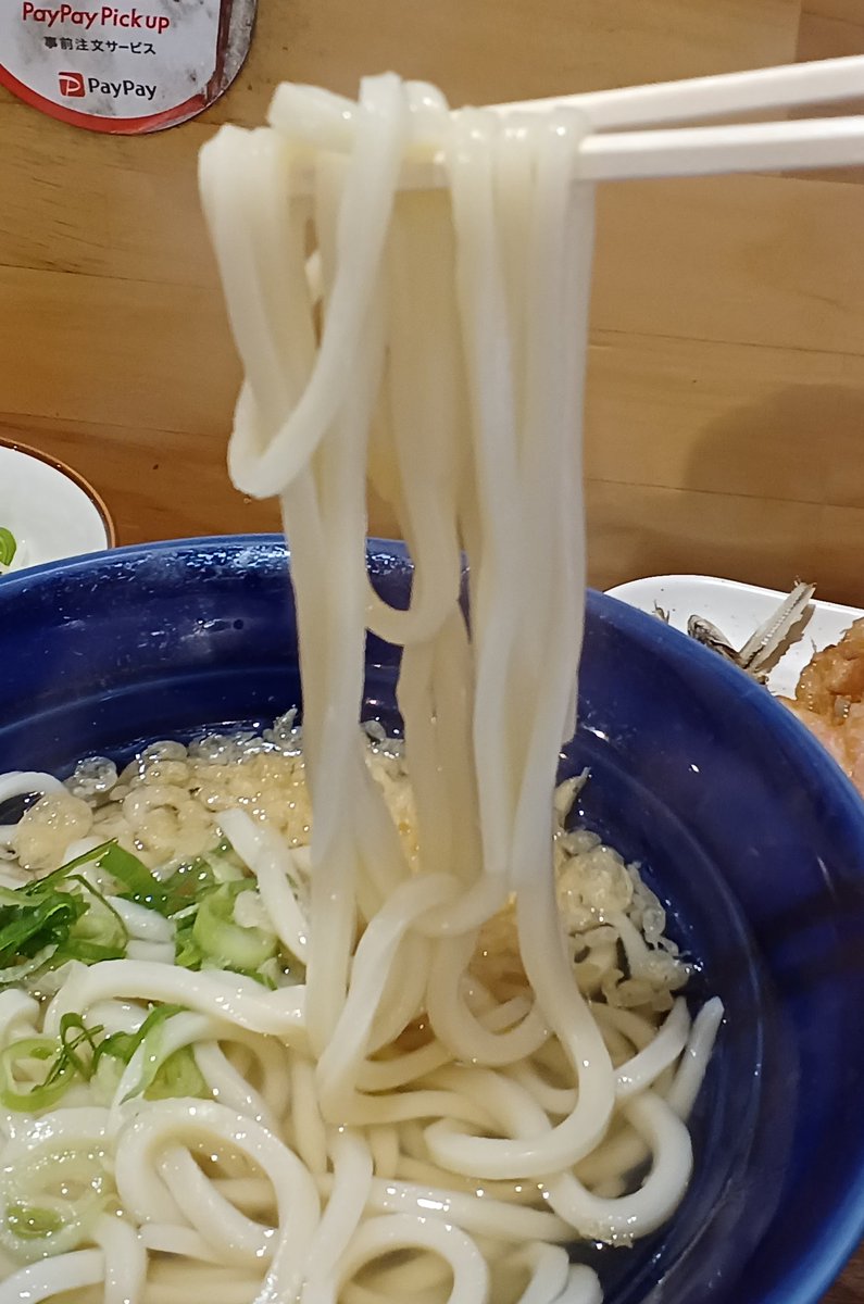 Narcyjiro2's tweet photo. きりん屋(大阪 淀屋橋)でかけうどん+玉ねぎ紅生姜天+じゃこご飯750円を。
朝7時〜営業の大人気��岐うどん店です。
いりこが優しく香るつゆにコシとしなやかさを感じるうどんの組合せが旨い。
天ぷらの揚げ具合も良くてじゃこ御飯もナイスでした。
大阪の中心街で讃岐うどんも良いもんです。
満足！ https://t.co/byWv4H9ViW