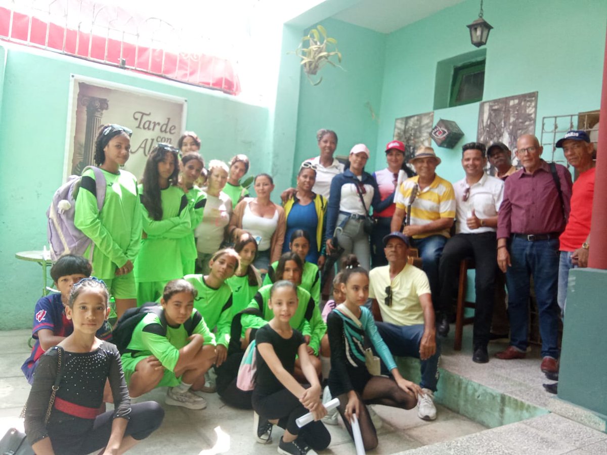 yeil70375's tweet photo. En el marco de la clausura del Festival deportivo escolar dedicamos un tiempo al enriquecimiento cultural de nuestros jóvenes atletas acercandonos a nuestras raíces y repertorio cultural tunero.
#EideTunera
#DeporteYCultura
#Uneac
#100AñosConFidel
#FestivalDeportivoEscolar
#Cuba https://t.co/VC8ENiOXi0