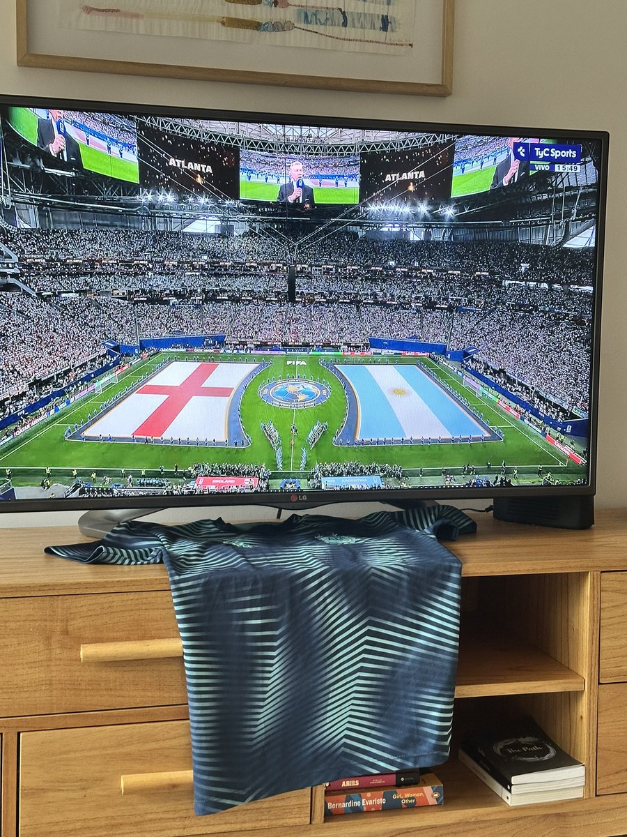 vicomarlow's tweet photo. A #messi solo le faltaba ganar a Inglaterra y LO HIZO https://t.co/B7m2OqoyNm
