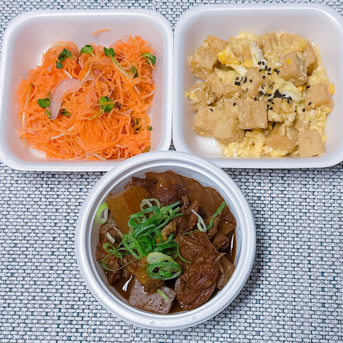 pppwaopi's tweet photo. ☀️
駐車場と道路の境に設置してある確認用ミラーに、よく壁にしてあるような落書きをされてオコ💢 しかも2回目😤ご近所も何軒かやられてるみたいで何かの目印？怖っ😱

🖤今日のお惣菜💜
飛騨牛すじコン煮
人参のたらこ和えサラダ風
厚揚げ玉子とじ

 #Pっ茶店のお惣菜 https://t.co/Je19dtBCng