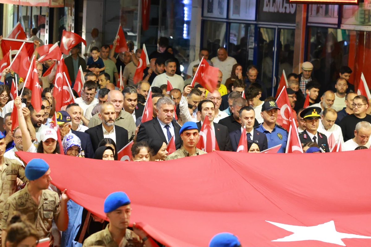 TCBulancak's tweet photo. 15 Temmuz Demokrasi ve Millî Birlik Günü dolayısıyla ilçemizde düzenlenen Demokrasi Yürüyüşü’nün ardından, Cumhuriyet Meydanı’ndaki anma programı vatandaşlarımızın yoğun katılımıyla gerçekleştirildi. https://t.co/eFxUJ3AC15