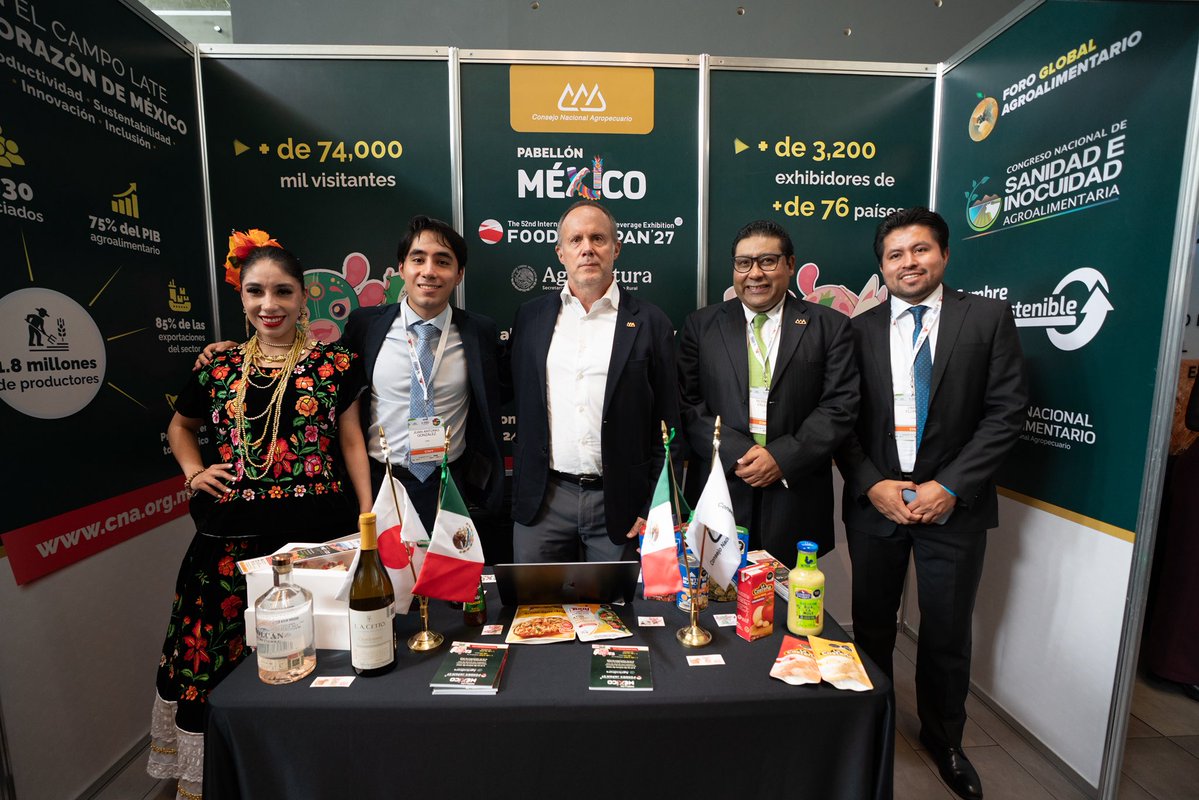 Jorge_EsteveR's tweet photo. Hoy reunimos a autoridades, productores, academia y organismos internacionales en la IV edición del #CongresoSanidadInocuidadCNA para impulsar una agenda común que fortalezca la sanidad e inocuidad agroalimentaria de México.

La experiencia nos ha demostrado que prevenir siempre será la mejor estrategia. El #GusanoBarrenador nos recuerda que invertir en sanidad no es un gasto, sino una decisión estratégica para proteger la producción, el comercio y la confianza que #México ha construido en los mercados internacionales.