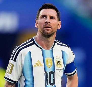 chorumedogremio's tweet photo. 🚨A MASSIVE RIVALRY!!

Lionel Messi has just recorded more goal contributions against England than Cristiano Ronaldo has in the World Cup knockout stages throughout his entire career.

Cristiano Ronaldo (6 WC): 1
Messi vs England: 2

WHAT A CLOSE BATTLE!!!!! 💀💀💀🔥🔥🔥🔥🔥🔥🔥 https://t.co/hE48SVjVD3