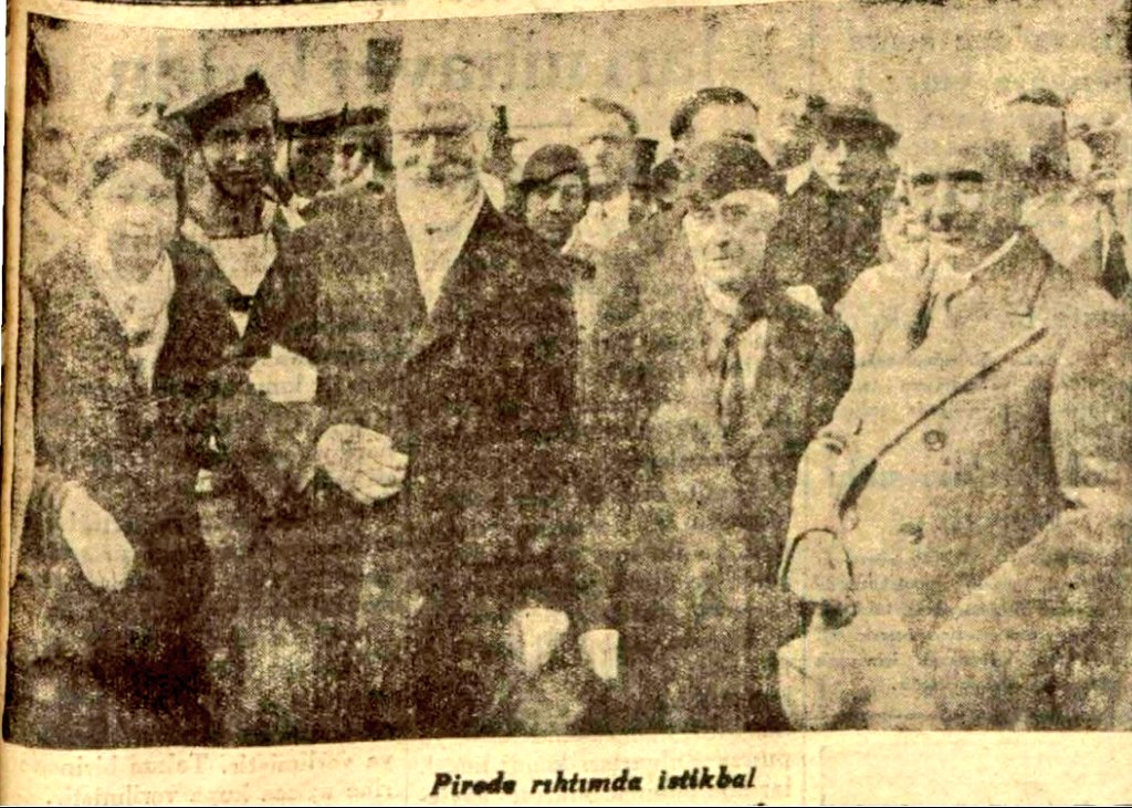 oghuzboyluTR's tweet photo. Bursa AKP üyesi Ahmet Aydın’ın, "İsmet İnönü, Venizelos’un karısını koluna taktı mı, takmadı mı?” söylemi kavga çıkardı,böyle seviyesiz ahlaksız siyaset olmaz. Evet taktı arkada Helena Venizelos'ta İsmet Paşa'nın kolunda. Konu Balkan birliği için atılan karşılıklı barış adımlarından devlet protokolü. Osmanlı'dan Cumhuriyete 
Padişah,Sadrazam vd yabancı konuk eşlerinin koluna girmek diplomatik nezaket geleneğiydi bugün de öyle Natoda gördük,Padişah'da Augusta Victoria'nın koluna girmişti. Ertesi yıl İsmet Paşa Atina'ya gitti orda da Venizelos'un eşi Helena ile oturuyor

Stad'da Türk bayraklı geçit törenleri yapıldı