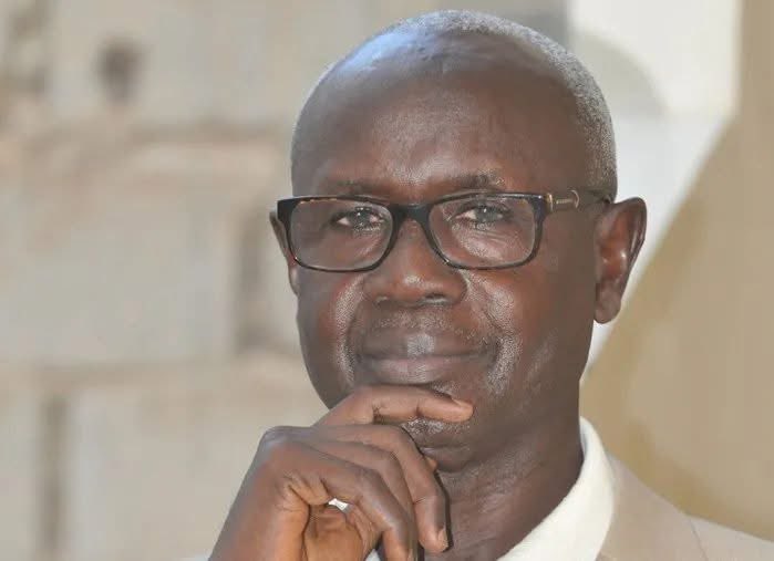 LayeSeckSeckFCB's tweet photo. ‼️Doyen Mody Niang ✍🏿

🔹Ousmane Sonko a bien raison. De l'argent volé a toujours été versé à Touba, aussi bien du temps de l'ancien président-politicien que de son successeur et sosie, comme probablement de nos jours d'ailleurs. 

🔸C'est ce que j'ai toujours dénoncé dans mes livres comme dans mes contributions, qui mettaient en évidence la mal gouvernance des libéraux.

🔹Ces derniers temps, on a fait état des 200 millions que l'ancien président-politicien destinait à feu Serigne Cheikh Saliou qui les a retournés carrément à Me Madické Niang qui en était porteur.

🔸Du temps des deux anciens présidents-politiciens, des milliards ont toujours éte déversés à Touba. 

🔹On constate aussi dans la ville sainte de luxieuses villas qui ont été construites,  des villas à plusieurs centaines de millions voire de milliards, appartenant à des gens bien connus. Deux de ces villas, pour ne donner que ces exrmples, appartiendraient à Papa Diop et à Samuel Sarr.

🔸Tout cela n'était possible qu'avec les fameux fonds politiques et les détournements de deniers publics que j'ai toujours dénoncés dans mes livres comme dans mes contributions. 

🔹Ousmane Sonko a donc bien raison et, avec ce Diomaye à la tête de notre pays, des milliards vont sûrement continuer d'être déversés dans la ville sainte. 

🔸Les "petits-fils" de Serigne Touba qui vont porter plainte contre Ousmane Sonko, peuvent bien le faire contre moi.

🇸🇳❤️🔥