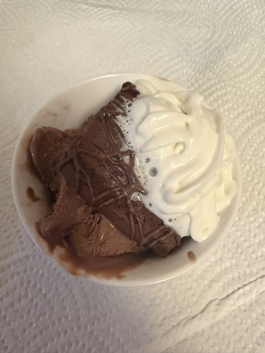 digitalcrusher's tweet photo. had this again but a little more icecream its too good 😭😭 i think this ones more around 280 cals 
so far the days at ~650 :-) https://t.co/mSrOykI1xt
