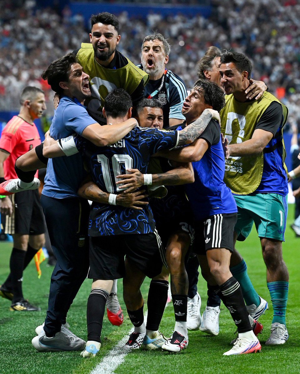 Meshal2ii's tweet photo. سيذكر التاريخ منتخب الأرجنتين الحالي على أنه مجموعة من المقاتلين والفرسان ..

الذين يقودهم ملك .. 

وفي المعارك ، كلما ضاق الحال بالجنود .. كان الملك يتدخل ليحقق الانتصار 

قصة قتالية خرافية .. لا تفسير لها إلا أنهم مجموعة مقاتلين مخلصين يقودهم ليونيل ميسي https://t.co/q7ilMrbPhH