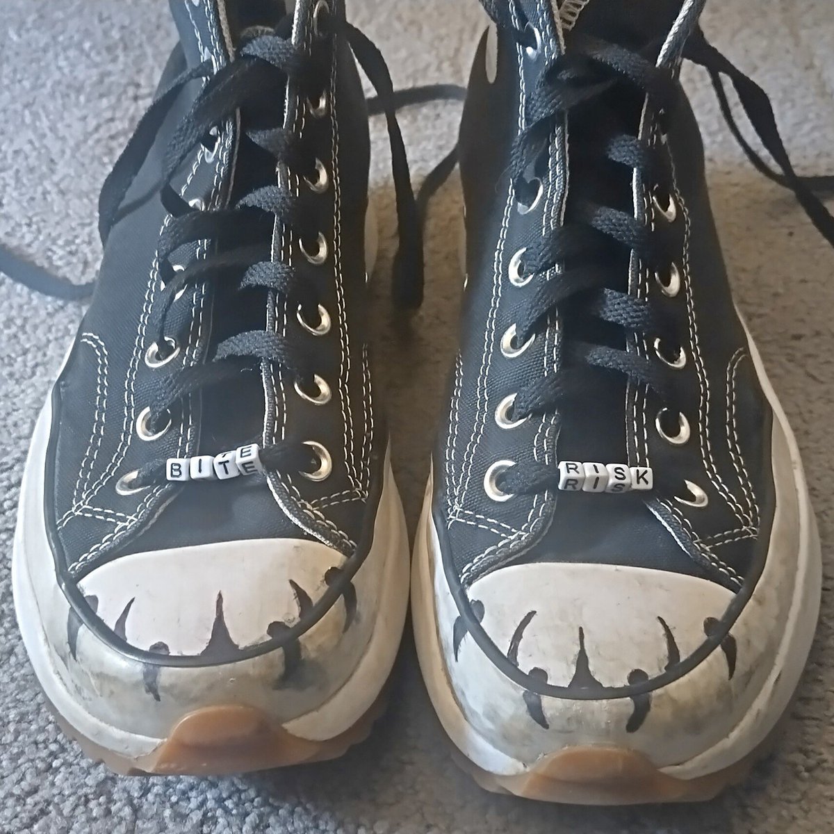 1theONLYjaeger's tweet photo. Draw on your shoes!!! https://t.co/My7GOnWKXi