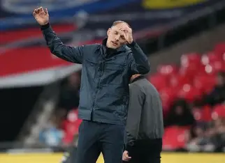 firmanalamin18's tweet photo. Kesalahan Tuchel  (bukan Inggris)
- Terlalu cepat menarik Gordon dengan Konsa 
- Terlalu merasa inferior padahal sedang unggul dan switch tactic to very defensive (menit 72)
- Padahal di babak pertama dengan saling pressing kedua tim sama kuat 
- Scaloni merespon dengan memasukkan Lautaro dan De Paul dan memanfaatkan kelonggaran pressing dari Inggris dengan terus menyerang
- Mental state Argentina sangat bagus bahkan ketika Inggris menyerang di menit akhir mereka tetap menekan dibanding bertahan total

Saran untuk Luis de la Fuente, tetap keep possesion dan pressing apapun kondisinya, jika switch to defense maka :

"Tamatlah sudah, alkisah kami".