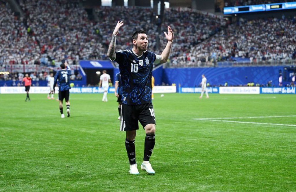 Meshalqn's tweet photo. نحو الثانية يا أفضل من لامس كرة القدم 💙💙💙💙💙💙💙🐐🐐🐐🐐🐐🐐🐐🐐🐐 https://t.co/ns0ALTDae2