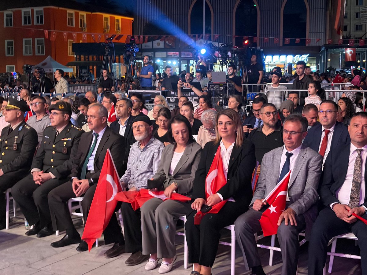 akkadinafyon's tweet photo. 15 Temmuz'un destansı direnişini, aynı inanç ve kararlılıkla yaşamaya devam ediyoruz.
15 Temmuz Demokrasi ve Millî Birlik Günü'nün 10. yıl dönümü dolayısıyla Zafer Meydanı'nda düzenlenen anma programına; İl Başkan Vekilimiz Nazmiye Tuğral, TBMM Başkanlık Divanı Üyemiz ve https://t.co/HwucLNCHxL