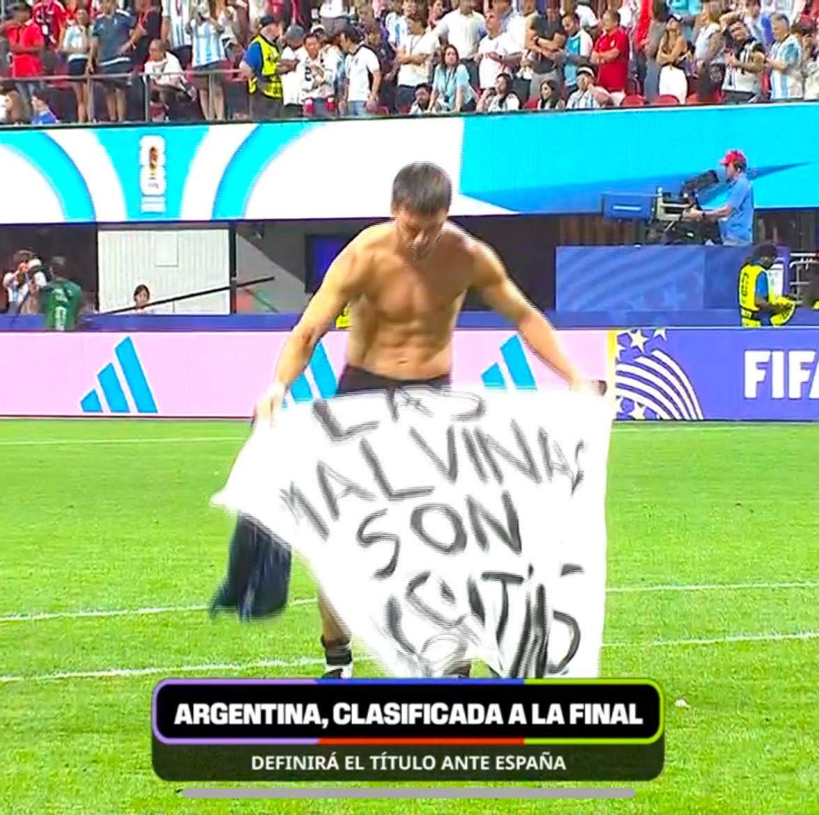 jordimagrinya's tweet photo. Ara, després de l’Anglaterra - Argentina, els jugadors argentins treuen pancarta: “Las Malvinas son Argentinas”.

El futbol és política, sí.
Sempre ho ha estat. https://t.co/I5mrueWqSJ