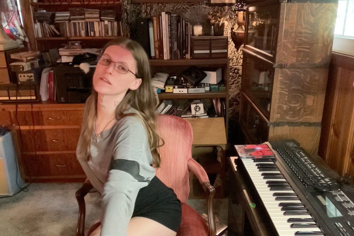 ethelcaindata's tweet photo. hayden via tumblr:

“#working” https://t.co/scgSd9YQLv