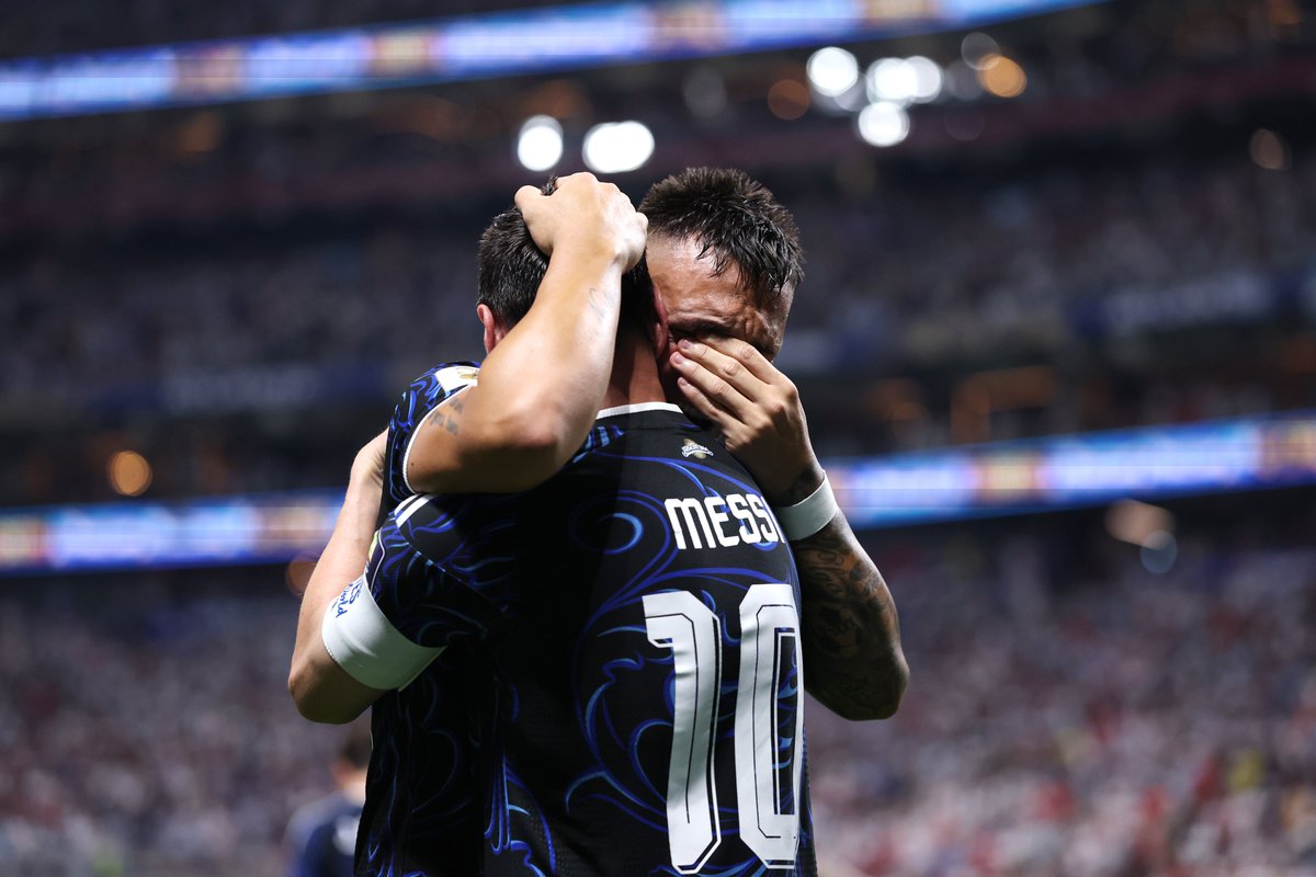 Argentina's tweet photo. 🏆 #FIFAWorldCup 

Los sentimientos de un país entero resumidos en fotos 🩵🤍

Lloramos, sufrimos, nos abrazamos... pero volvimos a cumplir el sueño. ¡Estamos en la final de la mano de este grupo hermoso! https://t.co/wZ03wRHGj9