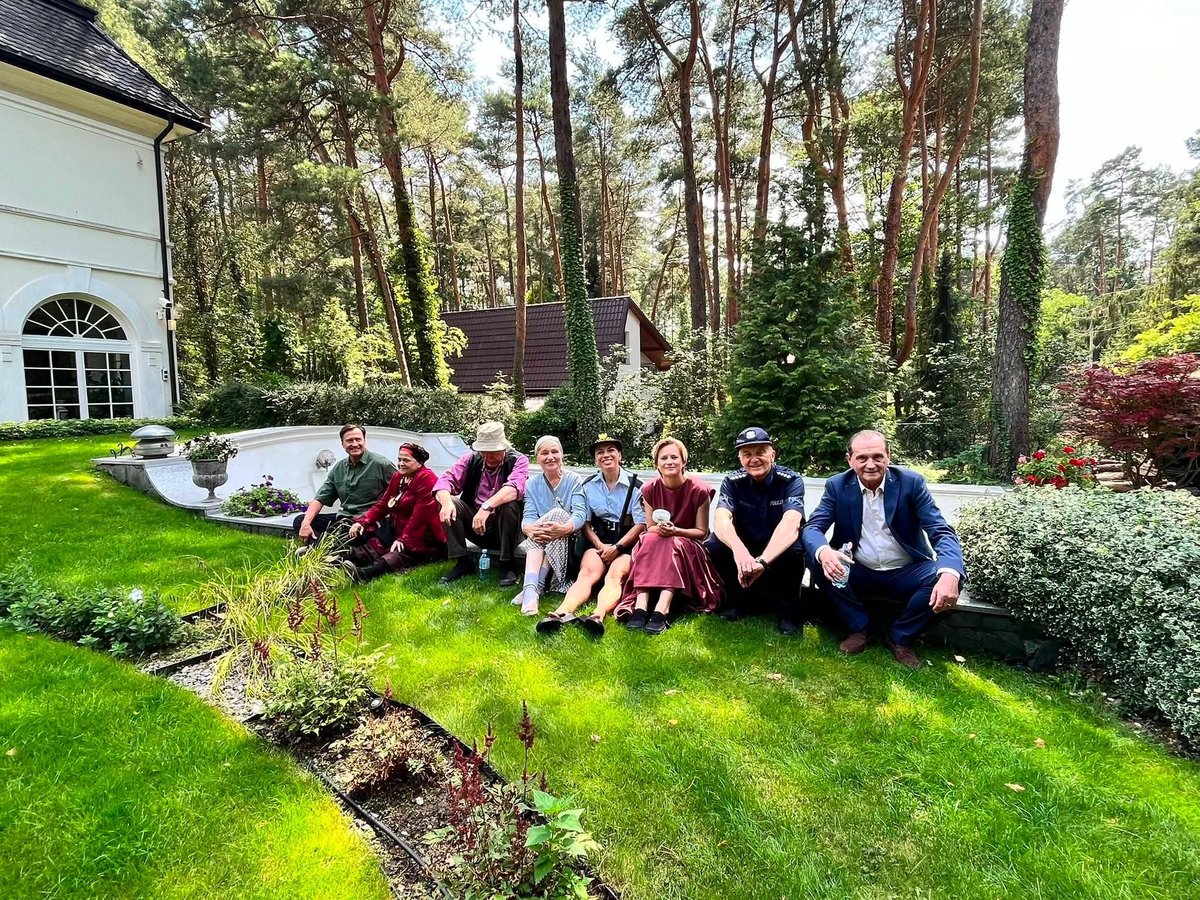 ranczocytaty's tweet photo. Grażyna Zielińska dodała zdjęcia z planu "Rancza"
(Jacek Kawalec, Grażyna Zielińska, Sylwester Maciejewski, Katarzyna Żak, Anna Iberszer, Marta Chodorowska, Arkadiusz Nader, Wojciech Wysocki) https://t.co/sRVgPg0v3l
