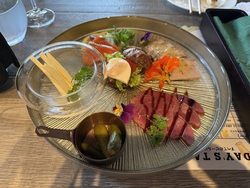 kim_eider's tweet photo. #Taproom #北アルプスブルワリー 直営 カフェ&レストランBar #大町市
白ワイン
プリモ・フィオーレ サンジョヴェーゼで乾杯!
チャージ・コぺルト代300円のパン
前菜盛り合わせ アンチョビキャベツ
https://t.co/0LGAM88fTv https://t.co/29qfJWLFy8