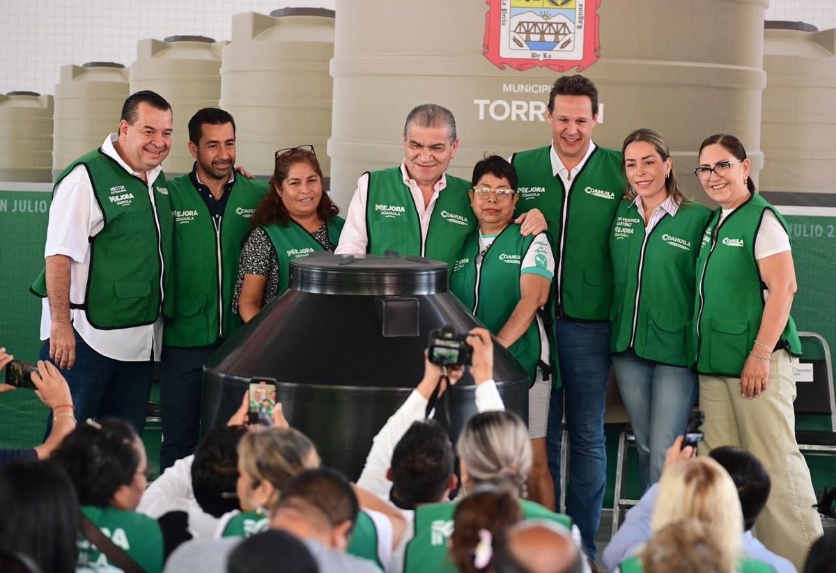 Veronica_mtz's tweet photo. El agua es una de las principales prioridades para nuestras familias, por eso reconozco y agradezco a nuestro amigo, el alcalde Miguel Riquelme, por atender esta necesidad con la entrega de tinacos en la colonia Primero de Mayo.

#VeroSiCumple #Diputada #Torreón https://t.co/IariFF3rV4