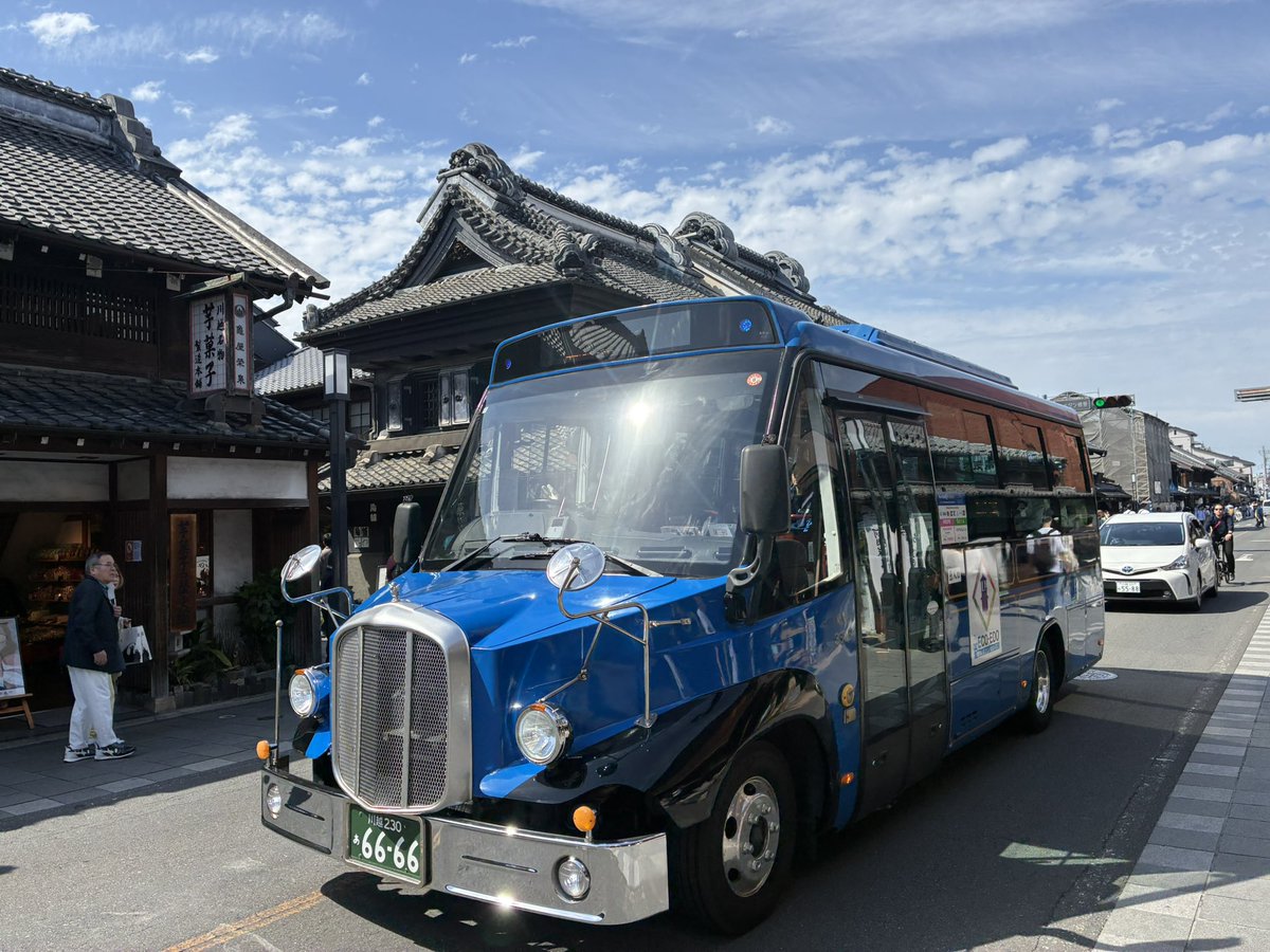 KawagoePortal's tweet photo. おはようございます。
今朝の #川越 は☀

市内観光をされるお客様をサポートするEV観光バス🚌
ドライバーが観光案内をしてくださるので、涼しい車内にいながら観光ガイドを受けられるって最高ですよね💁‍♂️

一日フリー切符には川越市内約80店舗の提携施設で割引や記念品などの優待が受けられる小江戸協賛店サービスがついてきます🎫
また乗車券を提示するだけで、飲食店でのワンドリングサービスやお土産の割引などが受けられます✨

それでは皆様、本日も暑いですが1日よろしくお願いします❣️

#企業公式が毎朝地元の天気を言い合う 
#企業公式相互フォロー祭り