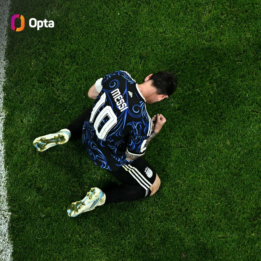 OptaCan's tweet photo. 9 &amp; 2 - Lionel Messi, Opta'nın detaylı Dünya Kupası verisine sahip olduğu 1966'dan bu yana bir eleme turu maçında 9+ çalım atan (9) ve 2+ asist yapan (2) ilk oyuncu oldu (vs İngiltere). Fantastik. https://t.co/tYNYDrNiJP
