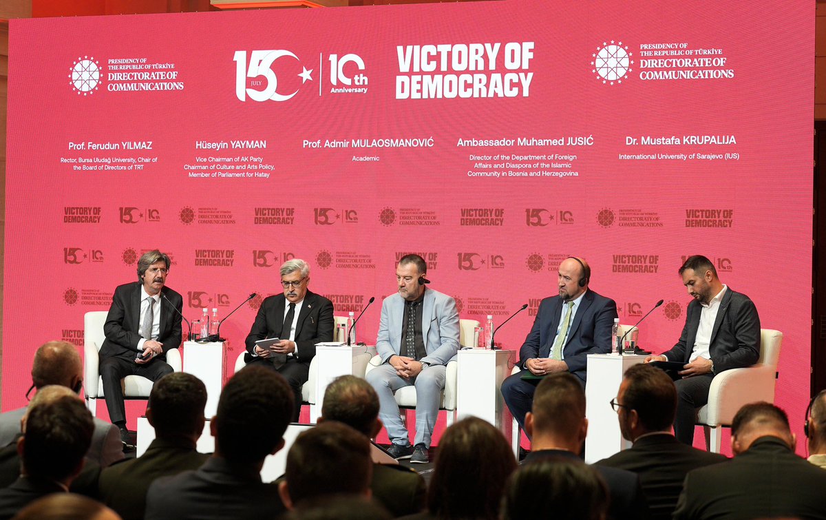 HuseyinYayman's tweet photo. 📍 Saraybosna

Cumhurbaşkanlığı İletişim Başkanlığımız tarafından düzenlenen “Millî İrade ve Demokratik Direnç: 10. Yılında 15 Temmuz” programına katıldık.

15 Temmuz’un yalnızca Türkiye’nin değil, demokrasiye ve millî iradeye inanan tüm insanlığın ortak hafızasında yer alan tarihi bir direniş olduğunu ifade ettik.

Cumhurbaşkanımız ve Genel Başkanımız Sayın Recep Tayyip Erdoğan’ın liderliğinde aziz milletimizin yazdığı bu demokrasi destanı, vesayet odaklarına ve darbeci zihniyete verilmiş en güçlü cevaptır.

15 Temmuz’u unutmamak, unutturmamak ve gelecek nesillere tüm yönleriyle aktarmak; şehitlerimize, gazilerimize ve milletimizin emanetine olan vefa borcumuzdur.

🇹🇷 #15Temmuz