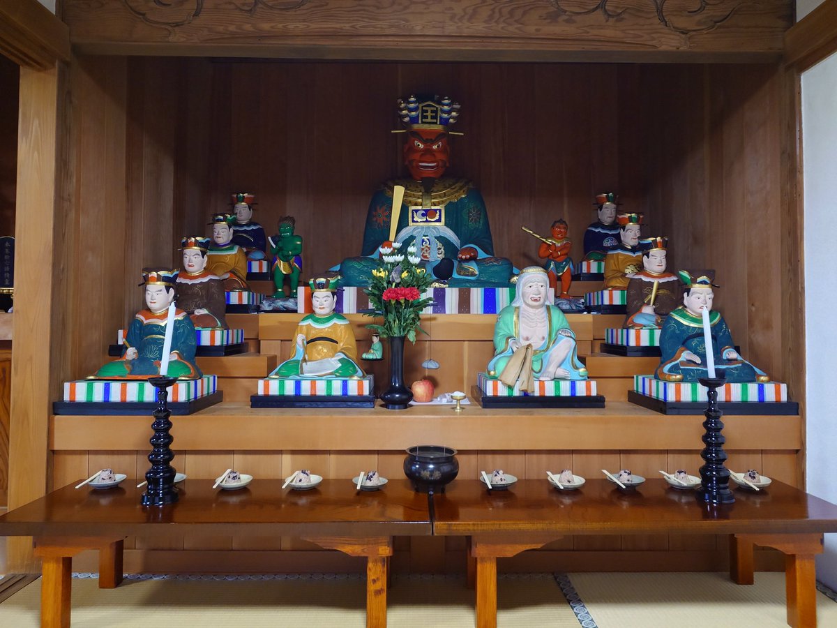kansenjiimagawa's tweet photo. 本日は藪入りの日

地獄の釜が開く閻魔様の賽日です。

観泉寺では毎年1月16日と7月16日に閻魔様へ御赤飯をお供えし、お経（妙法蓮華経寿量品）をお唱えしております。
本日は観泉寺東堂がお唱えしました。(副住職も)

また、15時頃まで戸を開けておりますので閻魔様をご覧いただけます✨️

#観泉寺
#閻魔様
#閻魔様の賽日
#藪入り
#藪入りの日