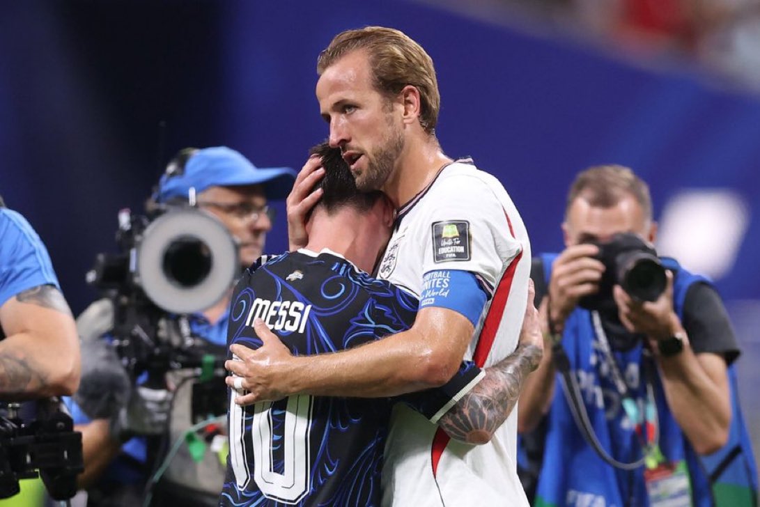 CrewsMat10's tweet photo. Lionel Messi consoling harry Kane after the game. Class 👏🩵 https://t.co/gkpbPtqPDe