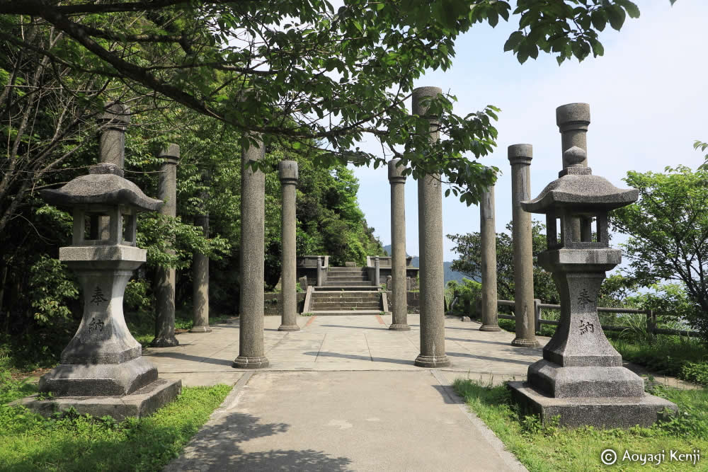 fotsy001's tweet photo. 初めて黄金神社の写真を見たとき、ギリシャ神殿のような遺構に驚きました。

黄金神社は、九份からバスで20分、新北市の金瓜石黄金博物園区内にかつて鎮座した神社で、正式名称は金瓜石社です。

#台湾 #神社 https://t.co/xcH0XlEBL0