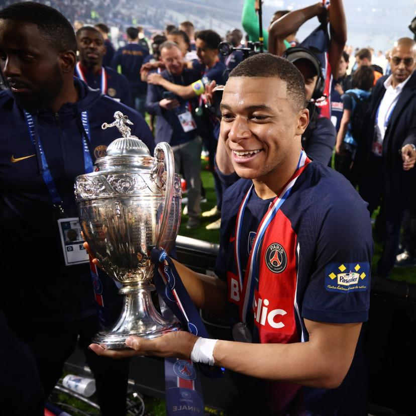 StatsKMbappe's tweet photo. Ouais ouais bravo Messi mais pose ta Coupe de France sur la table ! https://t.co/aRZY8hhGGp