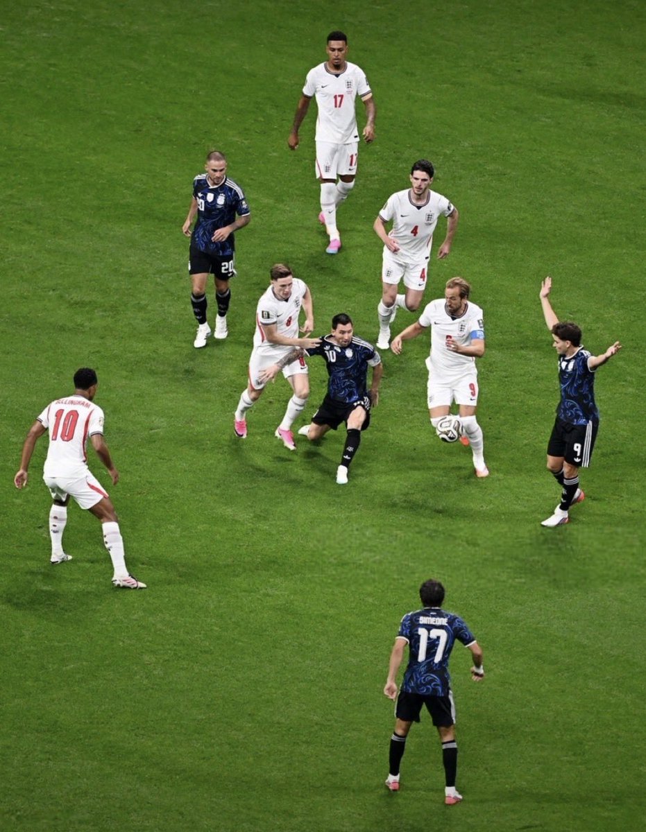 Relatoresconvos's tweet photo. “Es para llorar, perdónenme… Barrilete cósmico… ¿De qué planeta viniste para dejar en el camino a tanto inglés, para que el país sea un puño apretado gritando por Argentina?”

Argentina 2 - 1 Inglaterra 

Otra vez querido Nene, otra vez revivimos tu relato 🇦🇷🪁1️⃣0️⃣ https://t.co/oRjv1chSxy