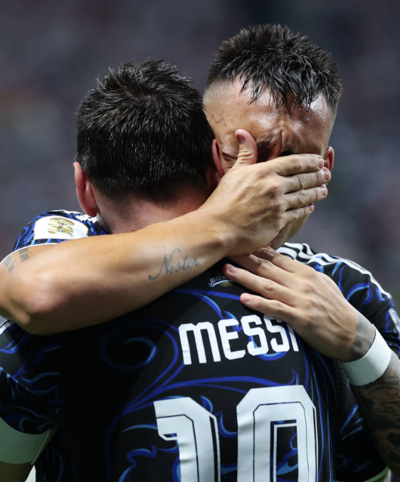 raffaelecaru's tweet photo. 🖤💙 https://t.co/aD2a7Wu9FG