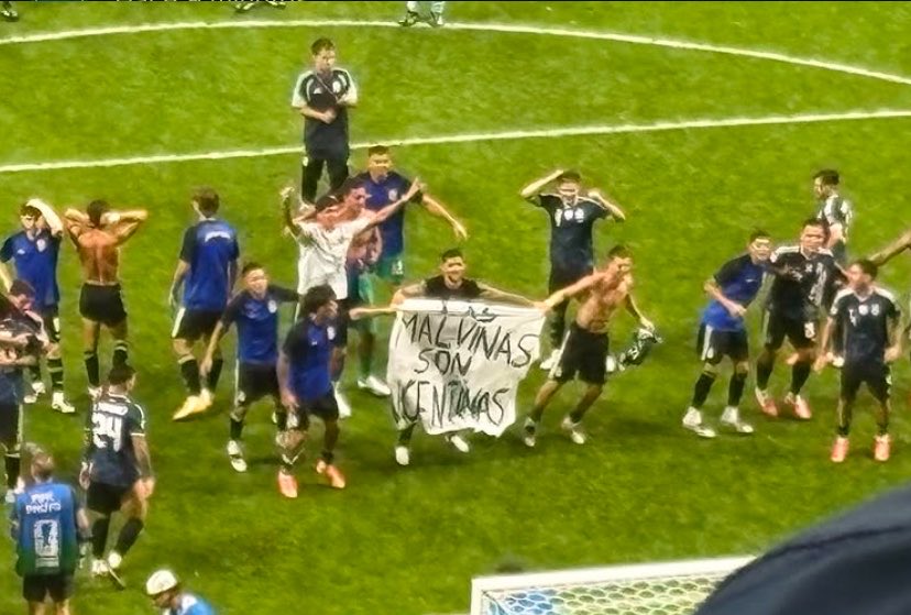 jkargento's tweet photo. LA SELECCIÓN CON LA BANDERA DE LAS MALVINAS https://t.co/ITXAb9coo1