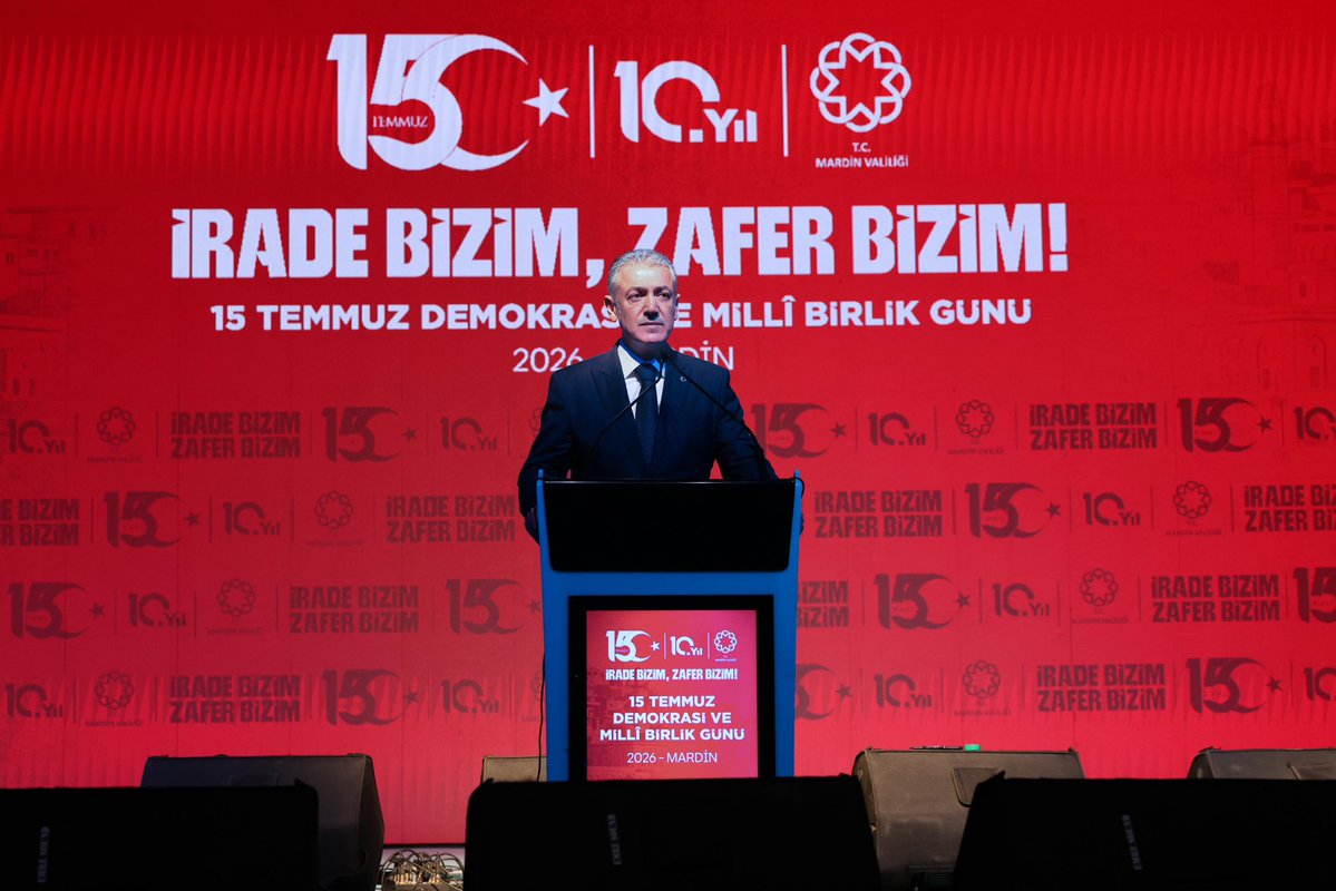 Mardin_Valiligi's tweet photo. 📌Mardin | İrade Bizim Zafer Bizim🇹🇷

➡️ 15 Temmuz Demokrasi ve Millî Birlik Günü’nün  10’uncu yıl dönümü münasebetiyle Valimiz Sayın @tuncay_akkoyun , Mardinli hemşehrilerimize hitap etti.
➡️ Sayın Valimizin hitaplarının ardından 81 ilimizle aynı anda yapılan, İlimizde de 15 Temmuz Demokrasi ve Şehitler Parkında sona eren "15 Temmuz Şehitleri Sancak Koşusu”nda Mardinli Millî Sporcularımız, Ay Yıldızlı Şanlı Bayrağımızı Valimiz Sayın Tuncay Akkoyun’a teslim ettiler.

#15Temmuz🇹🇷
#ZaferBizim 🇹🇷
İrade Bizim Zafer Bizim🇹🇷

@iletisim 
@TC_icisleri